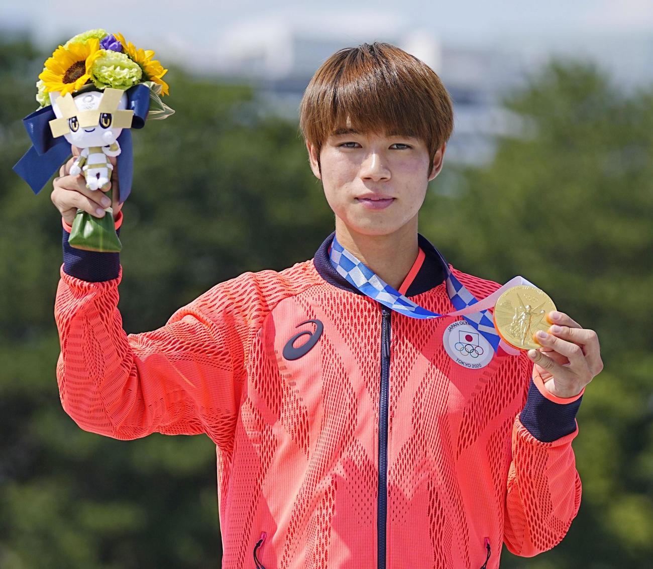 男子ストリートで優勝し、金メダルを手にする堀米雄斗（共同）