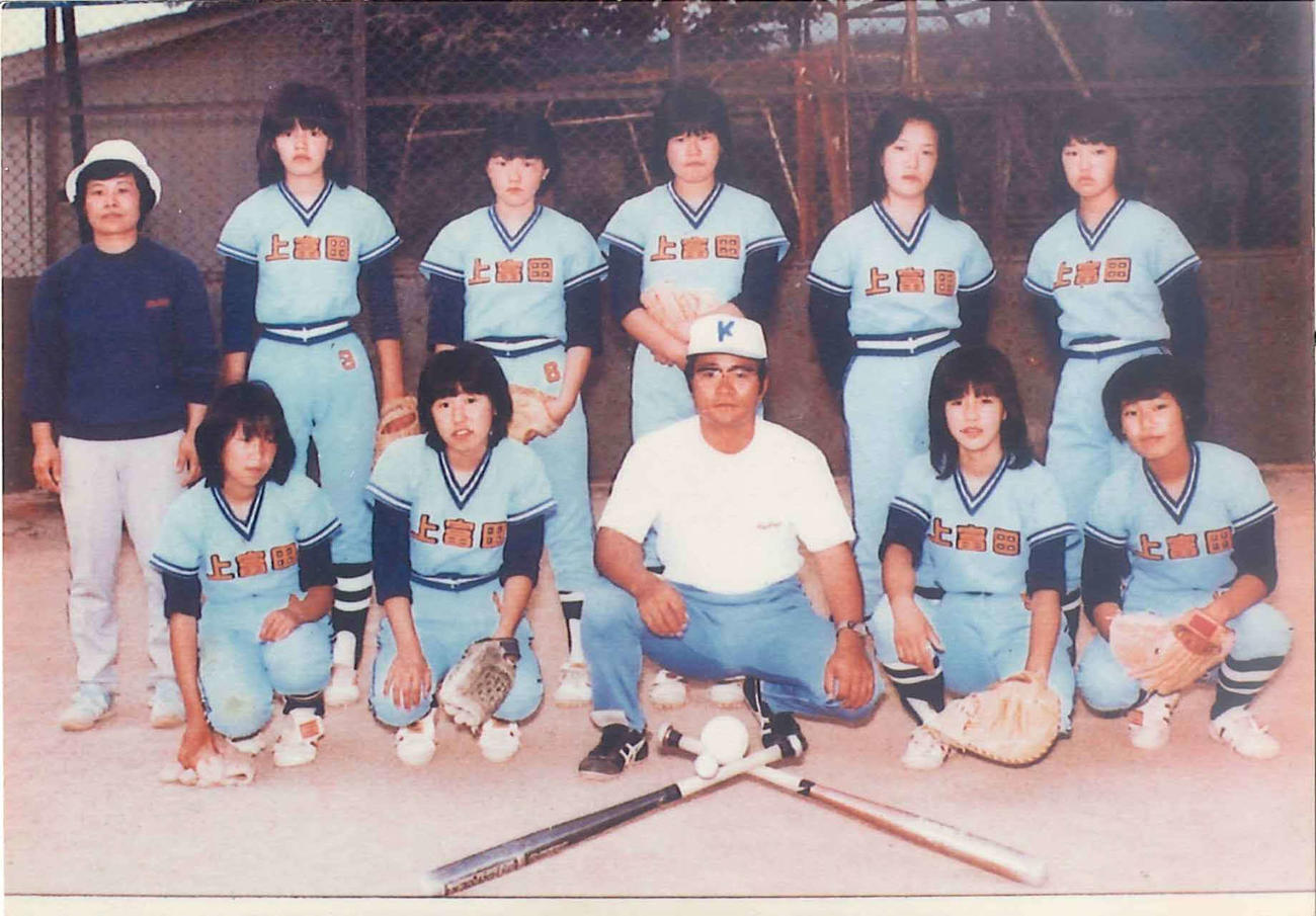 中学時代、ソフトボールに熱中していた坂本冬美（前列右から2人目）