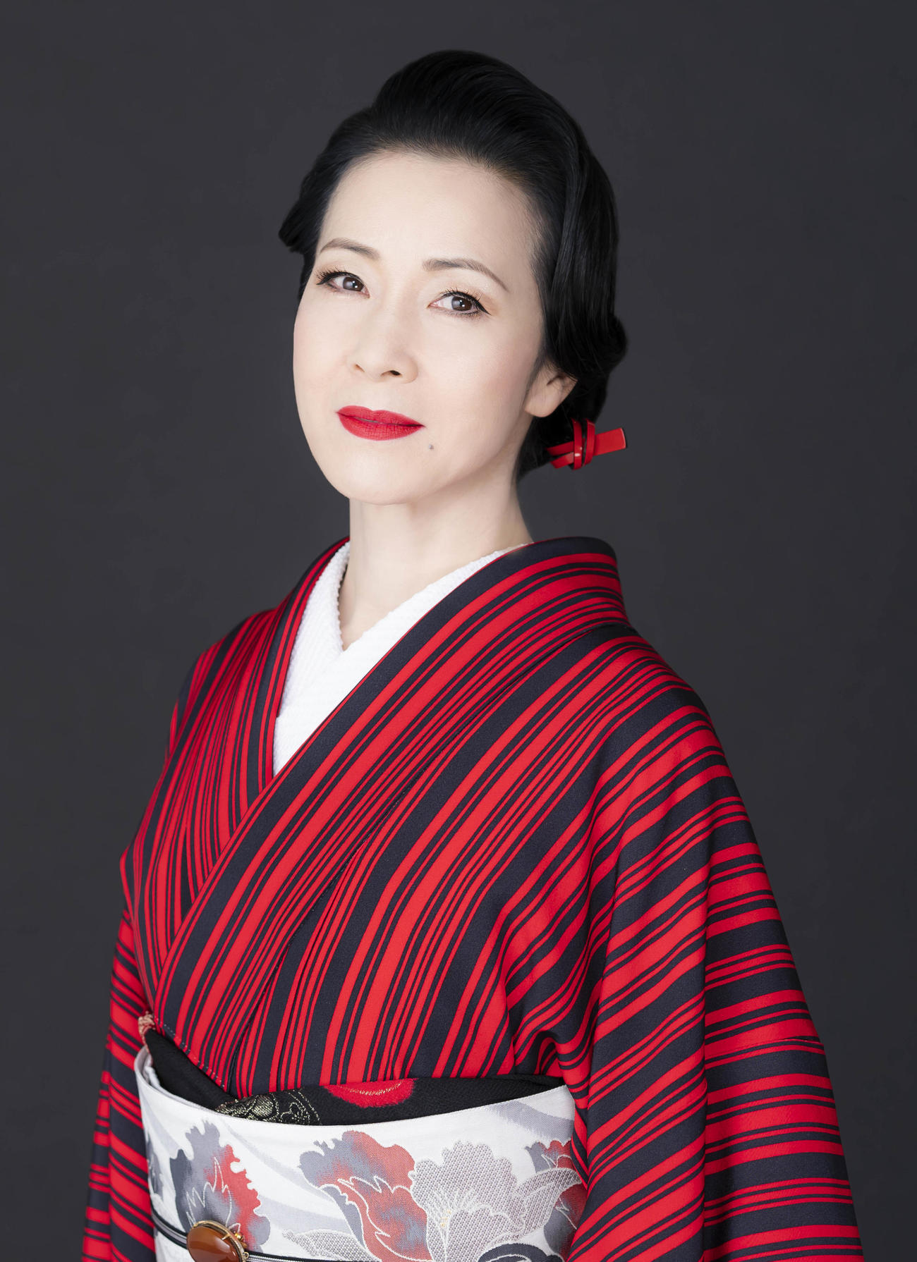 ソフトボールの金メダル獲得を願う坂本冬美
