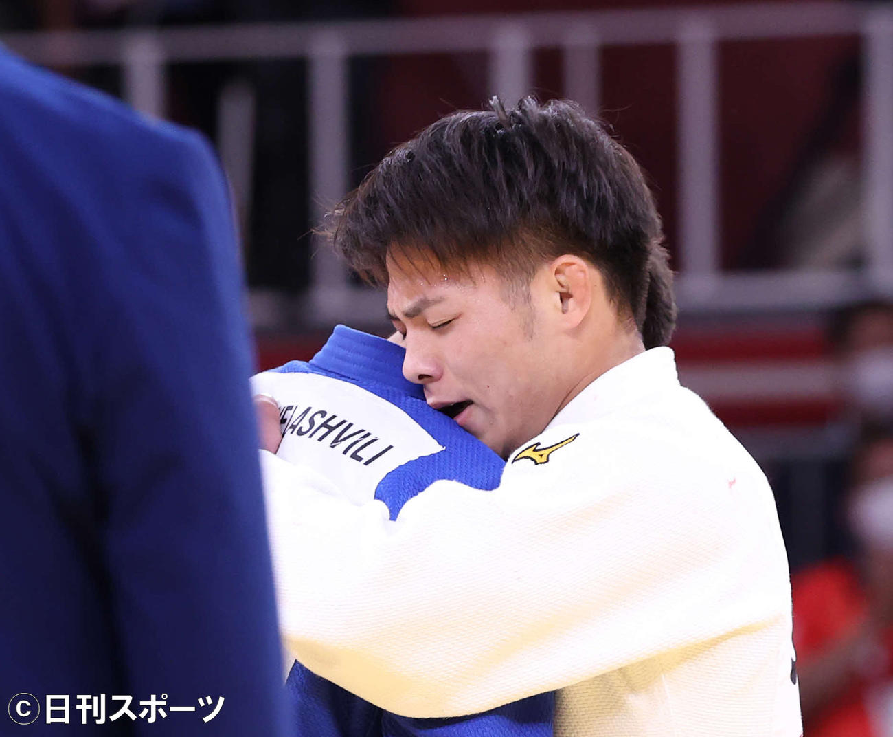 男子66キロ級決勝、マルグベラシビリ（左）を破り金メダルを獲得した阿部一は抱き合う（撮影・河野匠）