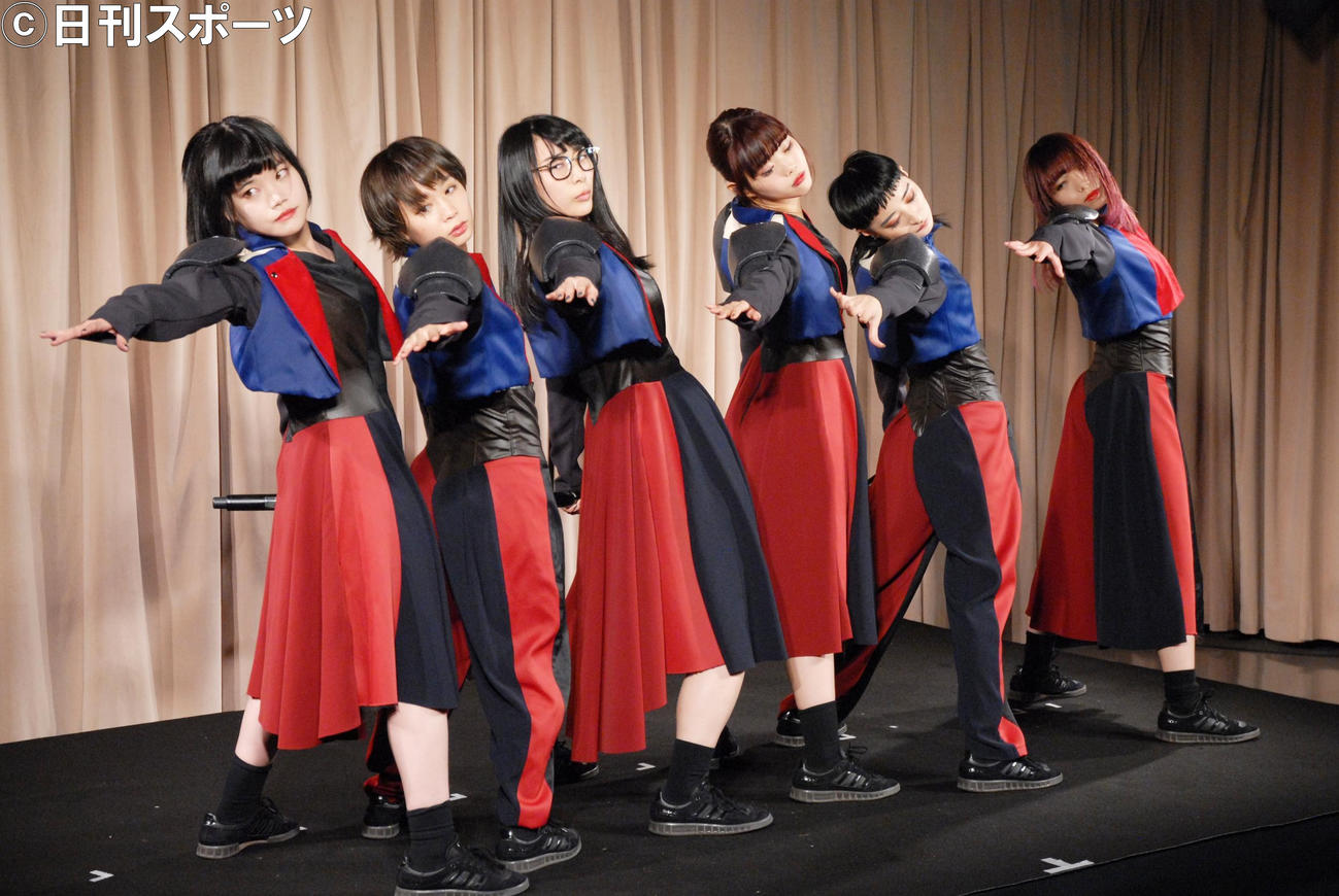 BiSH。左からセントチヒロ・チッチ、モモコグミカンパニー、ハシヤスメ・アツコ、アイナ・ジ・エンド、リンリン、アユニ・D（2018年11月撮影）