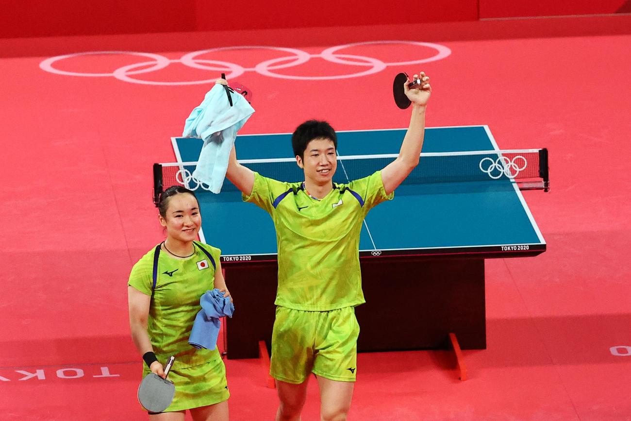 25日の混合ダブルス準決勝に勝った水谷（右）と伊藤（ロイター）