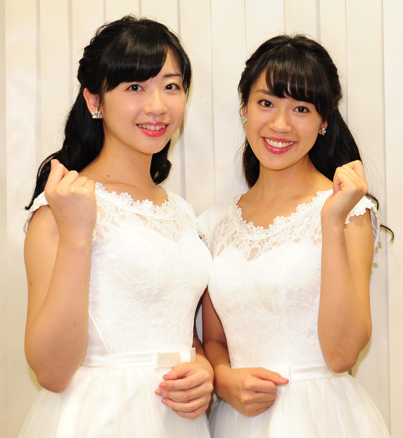 出産を発表した山田姉妹の妹麗（右）。左は姉の華（18年撮影）