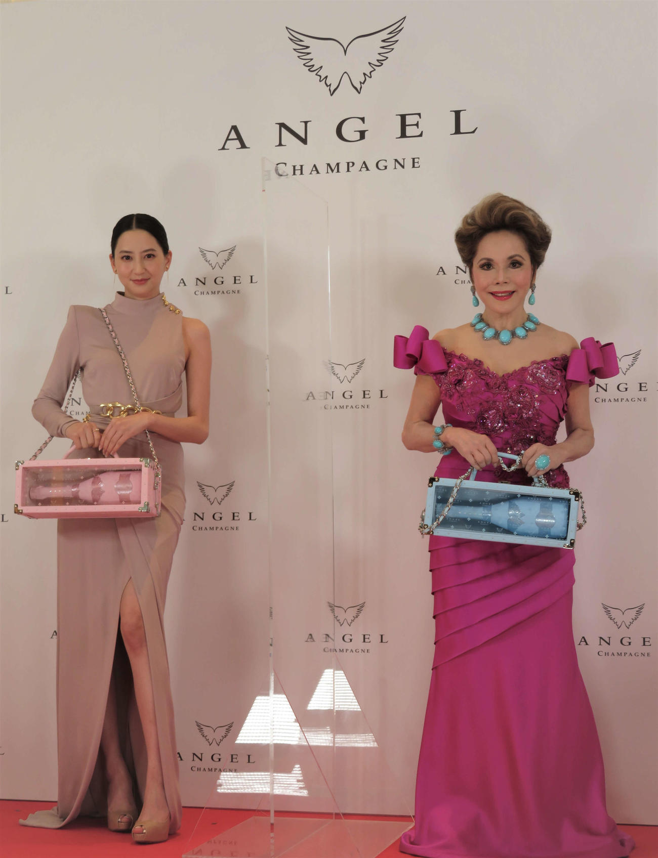 「ANGEL CHAMPANGNE銀座店」オープニングセレモニー＆新商品発表会に出席した河北麻友子（左）とデヴィ夫人（撮影・三須佳夏）