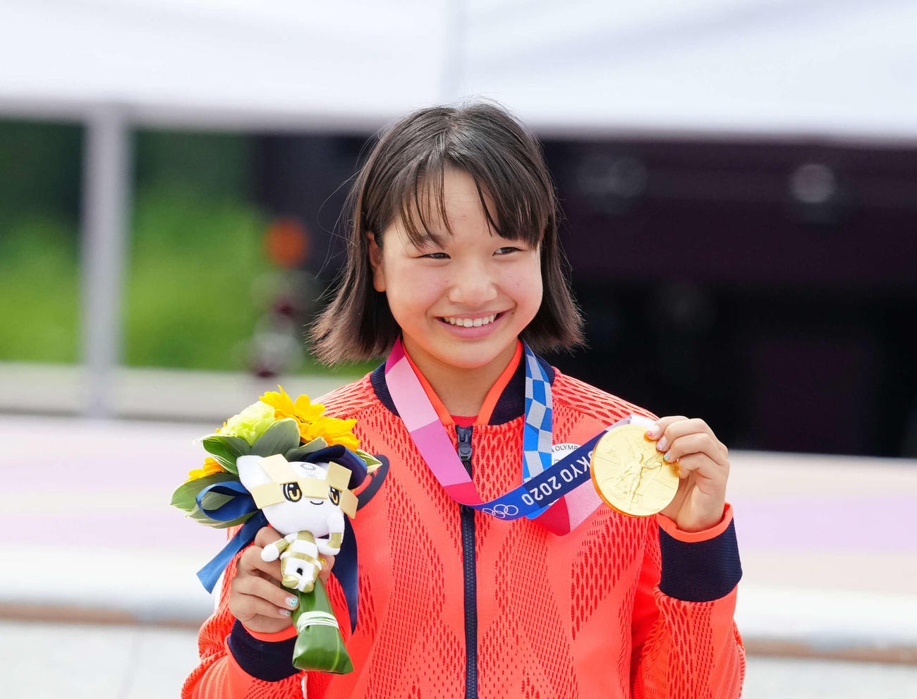スケートボード女子ストリートで優勝し金メダルを手にする西矢（撮影・江口和貴）