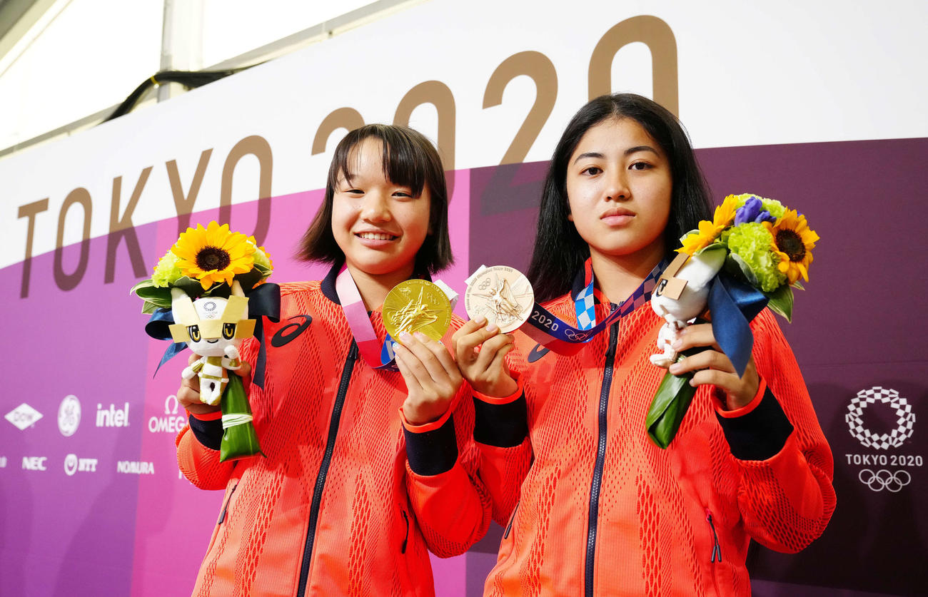 26日、メダルを披露するスケートボード女子ストリートで優勝した西矢（左）と3位の中山