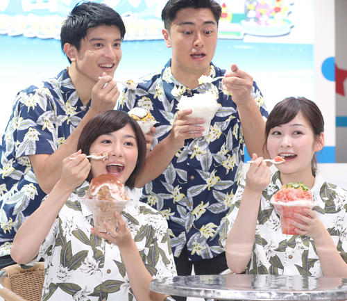かき氷をほおばる新人アナウンサー4人。前列左から市来玲奈、岩田絵里奈、後列左から篠原光、弘竜太郎の各アナウンサー（2018年7月撮影）