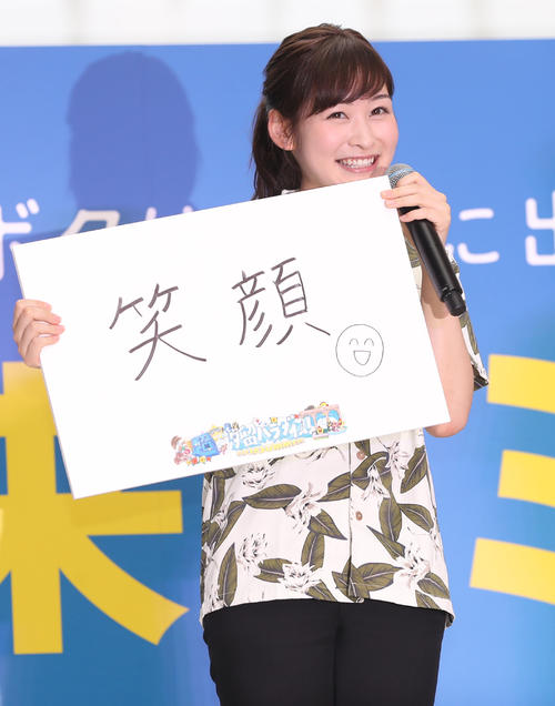 未来の自分を記す新人の日本テレビ岩田絵里奈アナウンサー（2018年7月撮影）