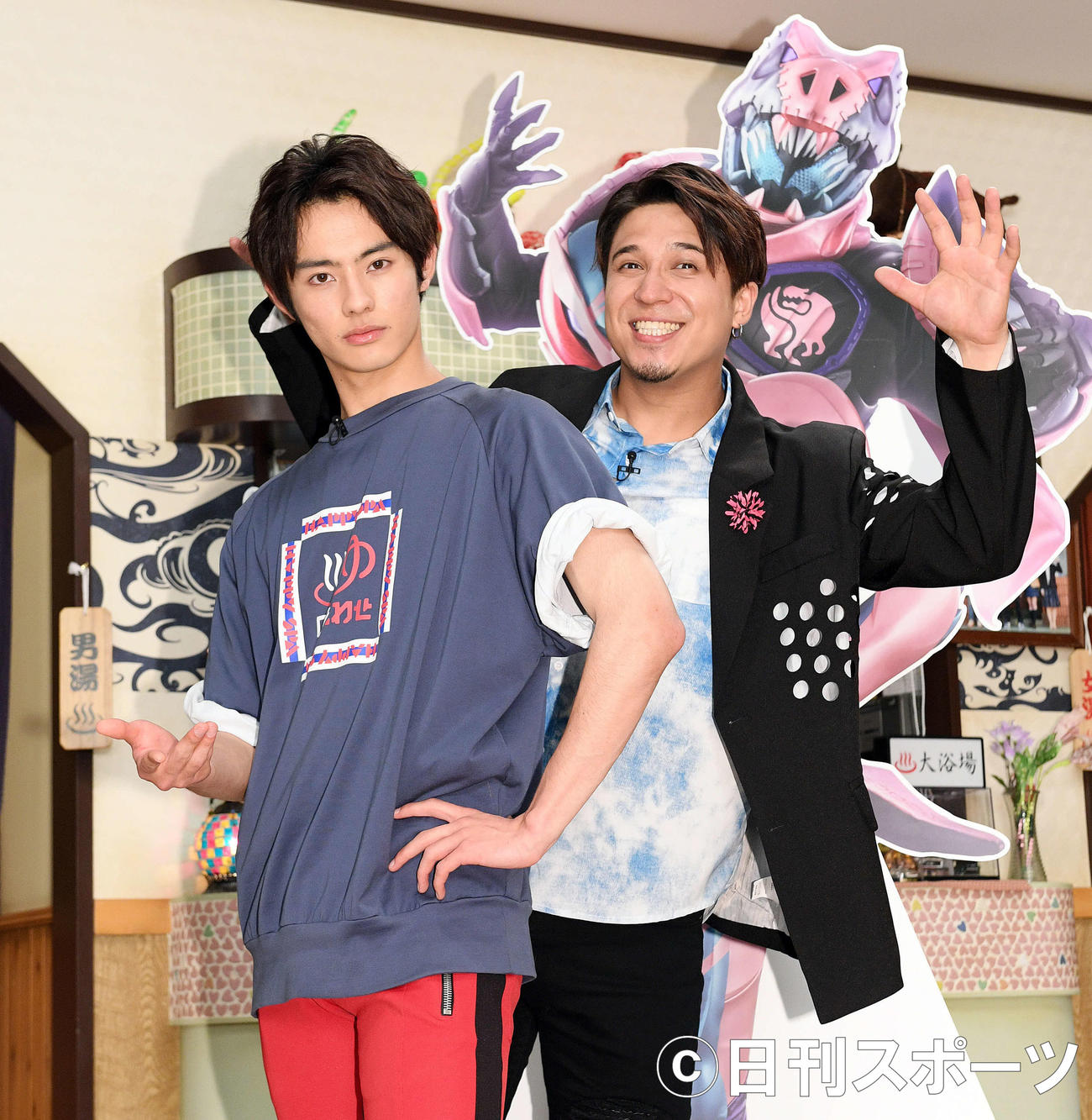「仮面ライダーリバイス」制作発表記念でポーズを決める前田拳太郎（左）と木村昴（撮影・滝沢徹郎）