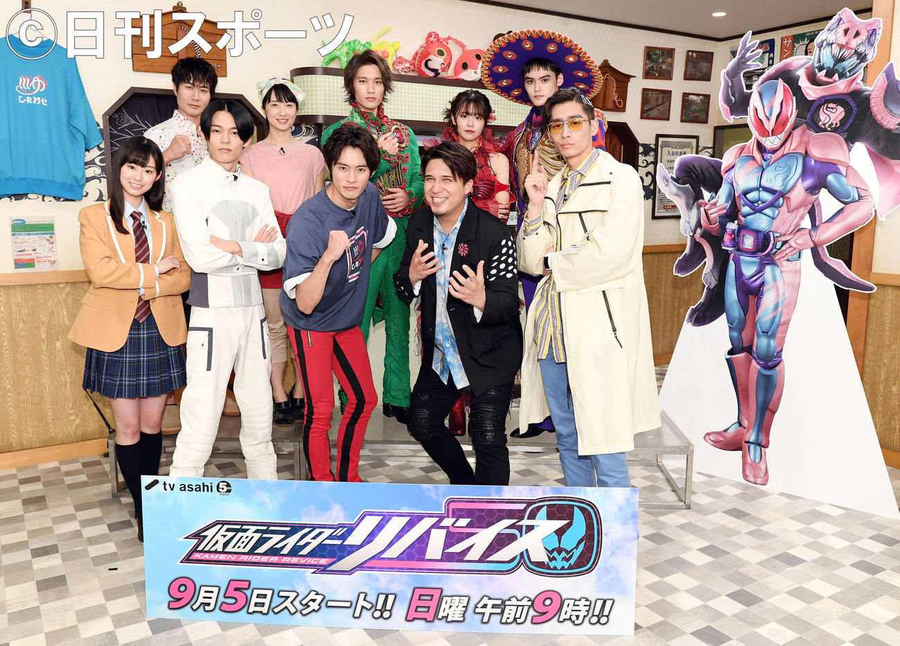 「仮面ライダーリバイス」制作発表記念で記念撮影する、前列左から井本彩花、日向亘、前田拳太郎、木村昴、浜尾ノリタカ。後列左から戸次重幸、映美くらら、関隼汰、浅倉唯、八条院蔵人（撮影・滝沢徹郎）