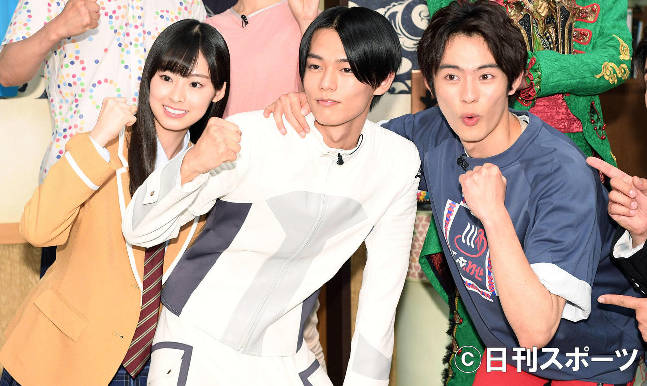 「仮面ライダーリバイス」制作発表記念で記念撮影する、左から井本彩花、日向亘、前田拳太郎（撮影・滝沢徹郎）