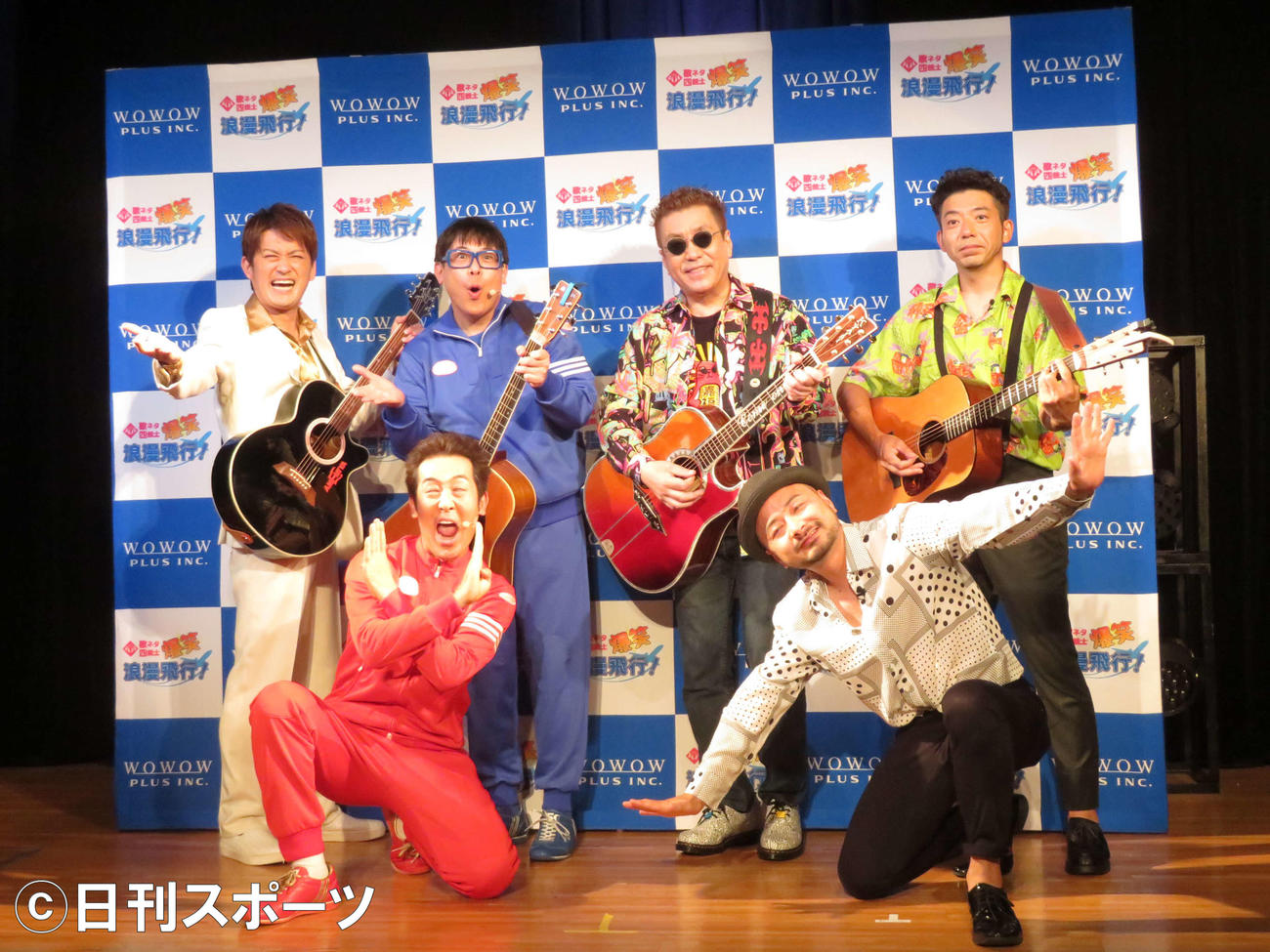 WOWOWプラスの番組「歌ネタ四銃士　爆笑浪漫飛行！」取材会に参加した、前列左からテツandトモの中本哲也と、どぶろっく江口直人、後列左からAMEMIYA、石澤智幸、嘉門タツオ、森慎太郎（撮影・村上幸将）