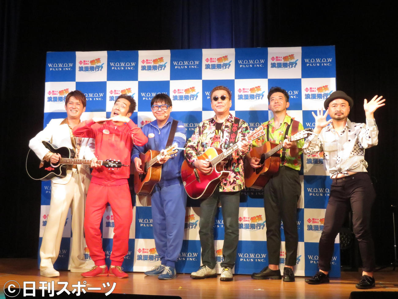 WOWOWプラスの番組「歌ネタ四銃士　爆笑浪漫飛行！」取材会に参加した、左からAMEMIYA、テツandトモの中本哲也、石澤智幸、嘉門タツオ、どぶろっく森慎太郎、江口直人（撮影・村上幸将）