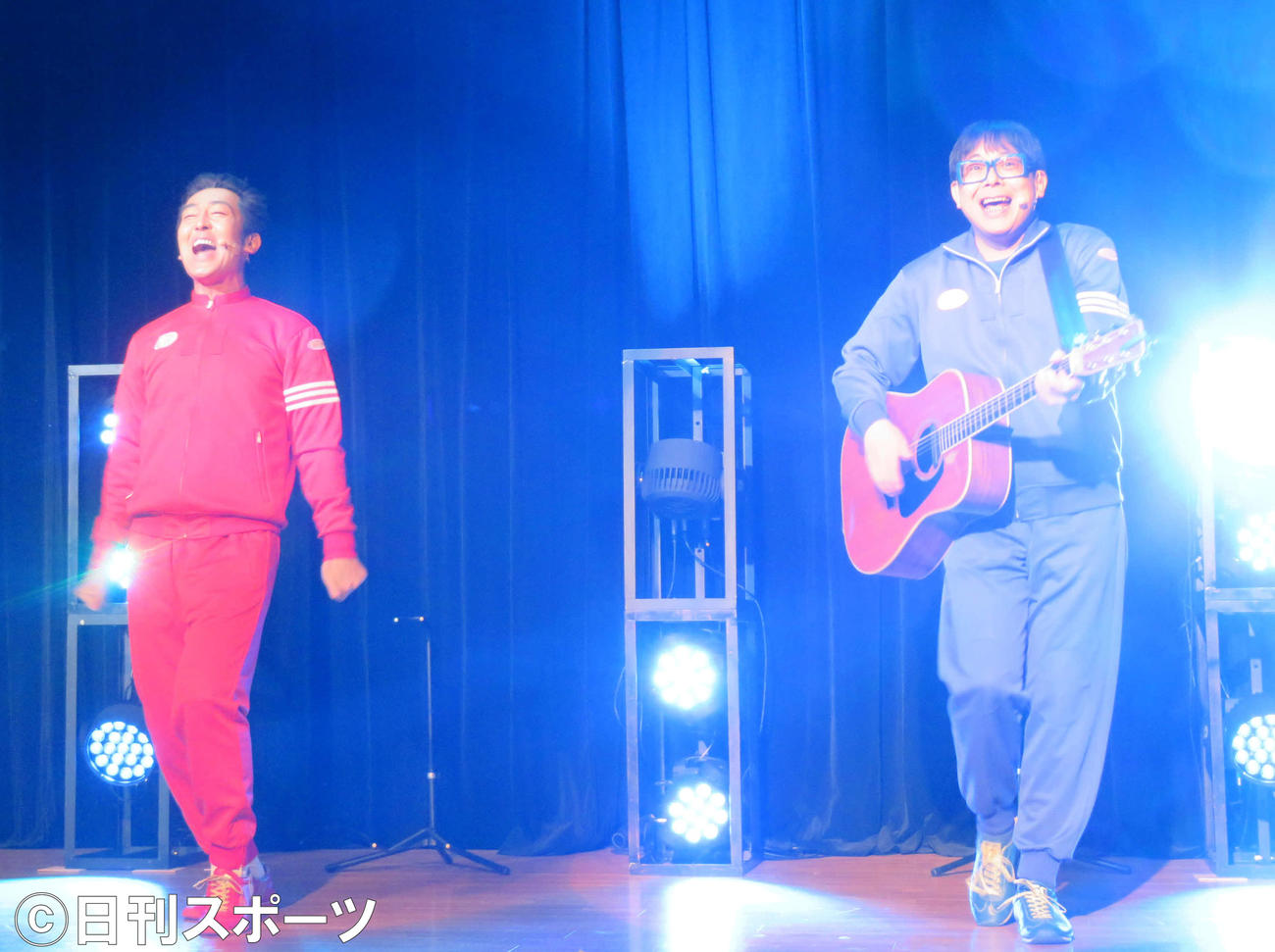 WOWOWプラスの番組「歌ネタ四銃士　爆笑浪漫飛行！」取材会で踊る、テツandトモの中本哲也（左）と石澤智幸（撮影・村上幸将）