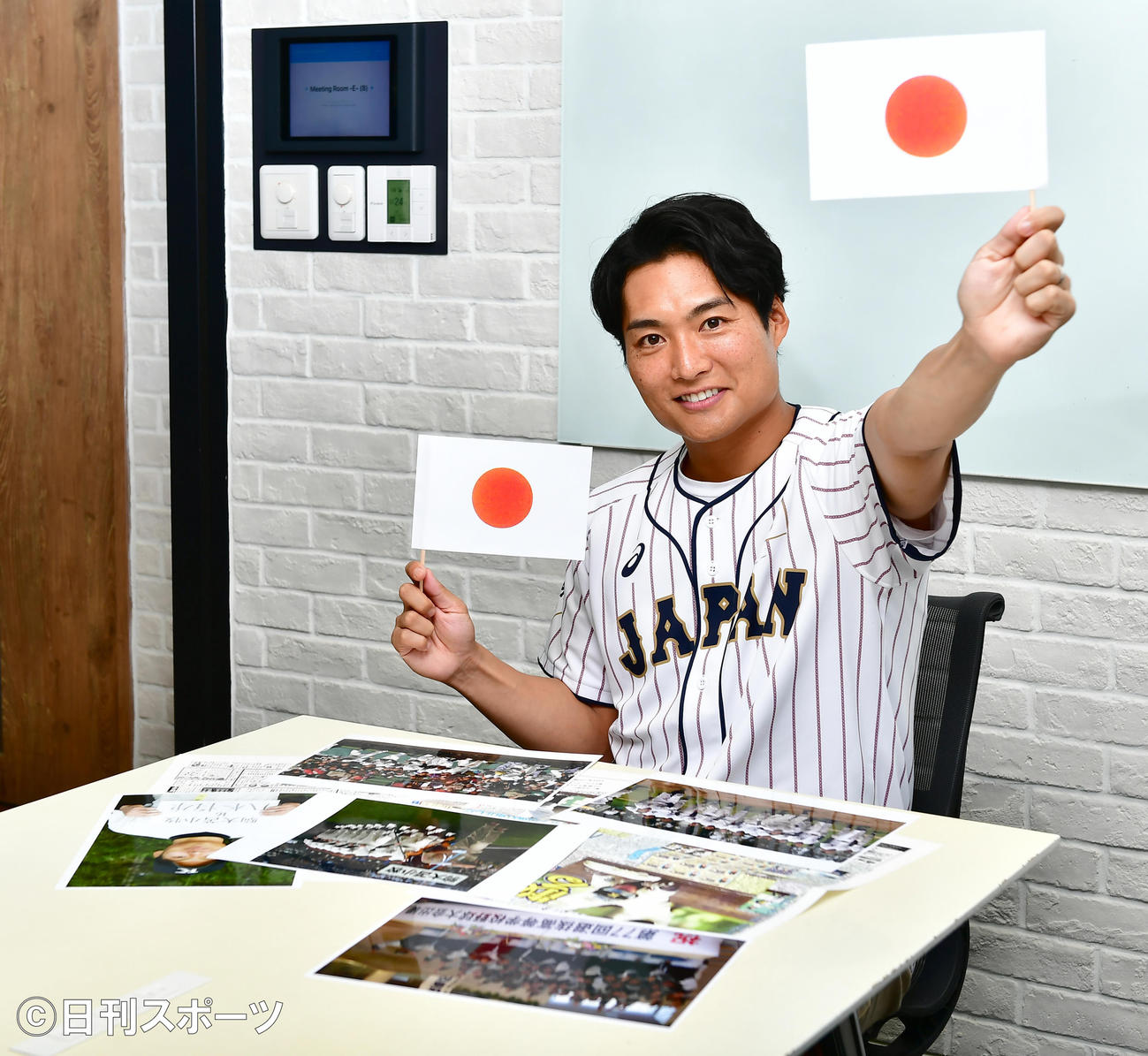 駒大苫小牧野球部で後輩だった日本代表の田中将大に声援を送る劇団EXILEの八木将康（撮影・小沢裕）