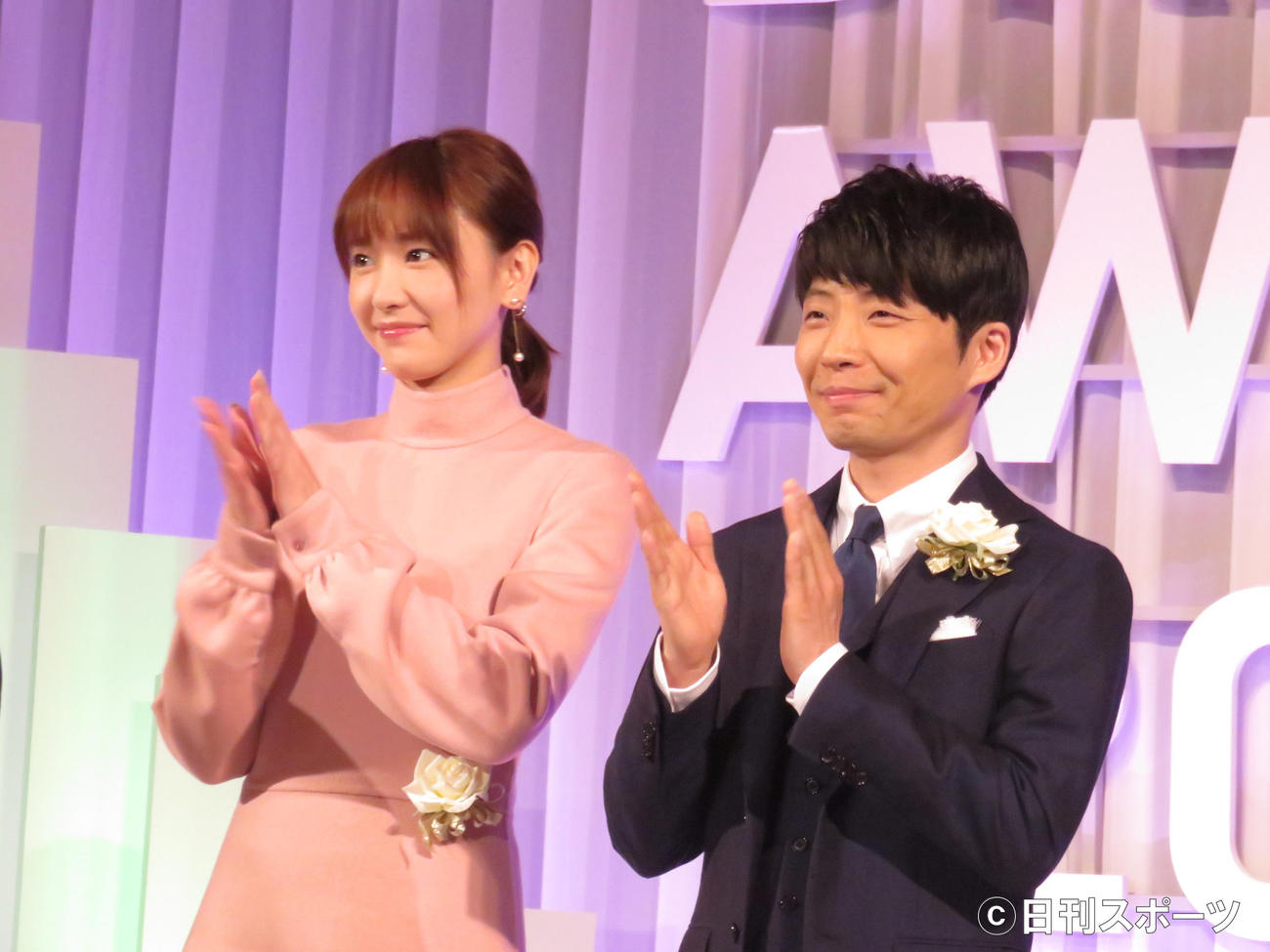 「東京ドラマアウォード2017」に出席した主演女優賞の新垣結衣（左）と主題歌賞の星野源＝2017年10月