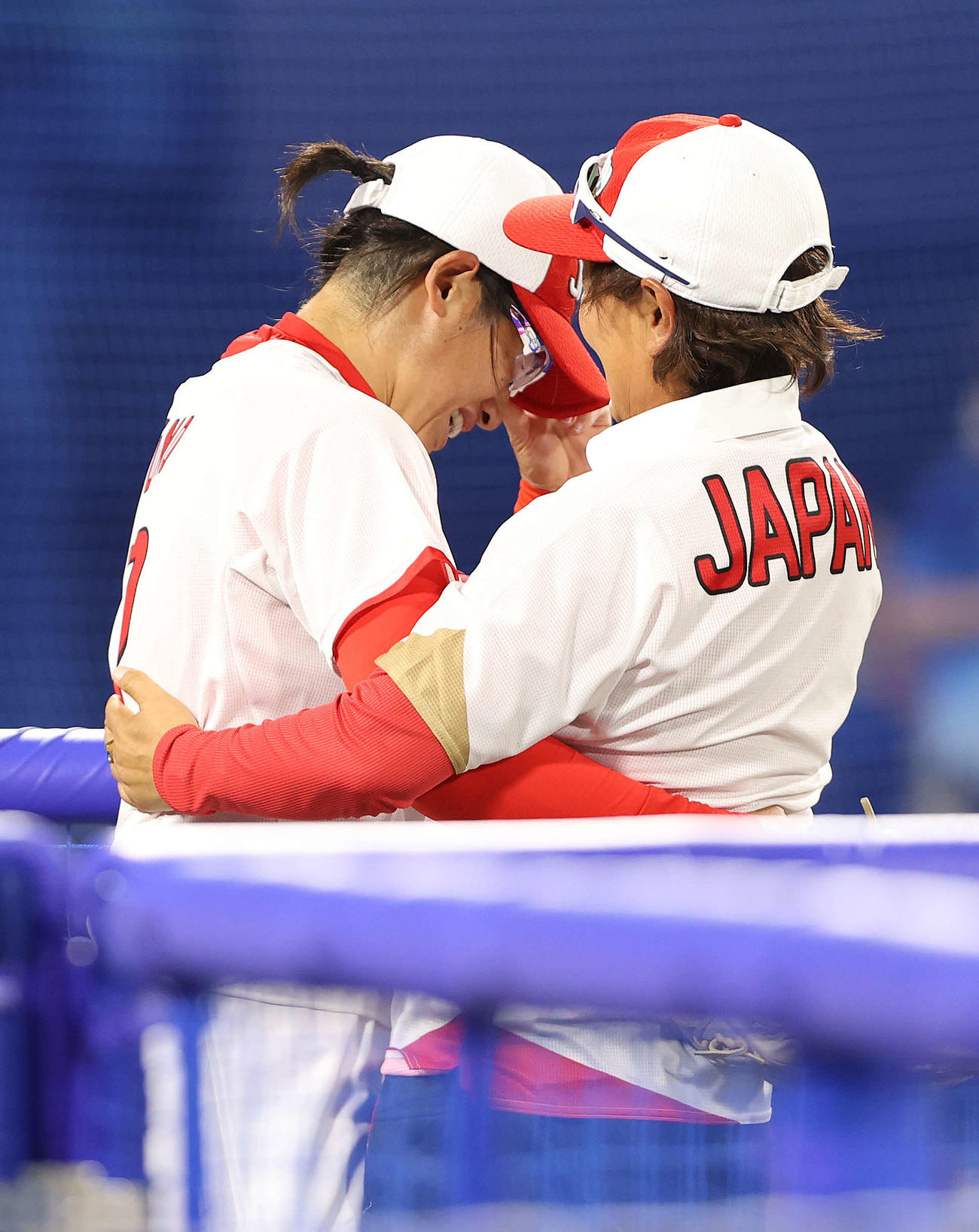 日本対米国　優勝を決め、宇津木監督（右）から声を掛けられて感極まる上野（撮影・河野匠）