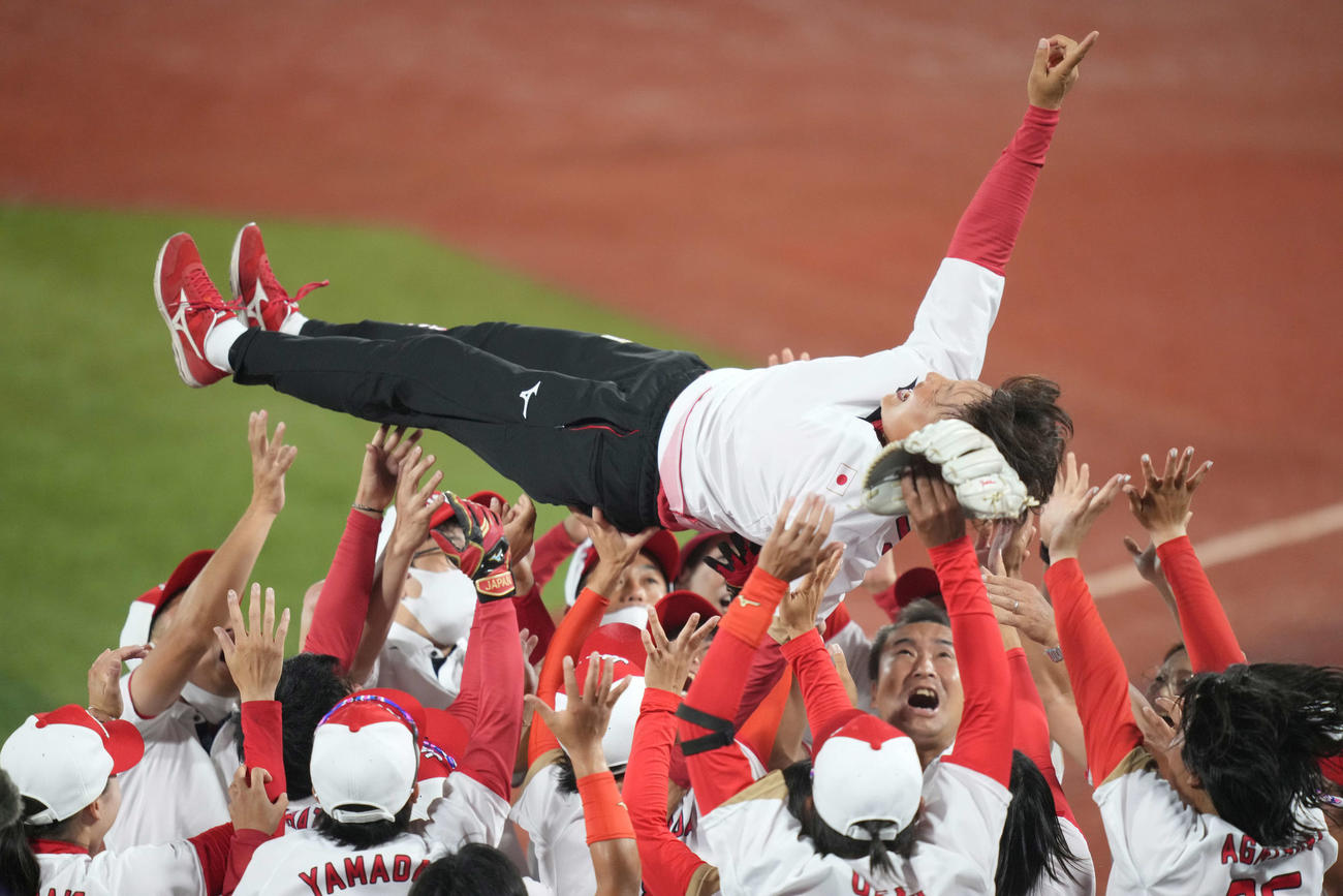 日本対米国　米国に勝利し優勝を決め、ナインから胴上げされる宇津木監督（撮影・鈴木みどり）