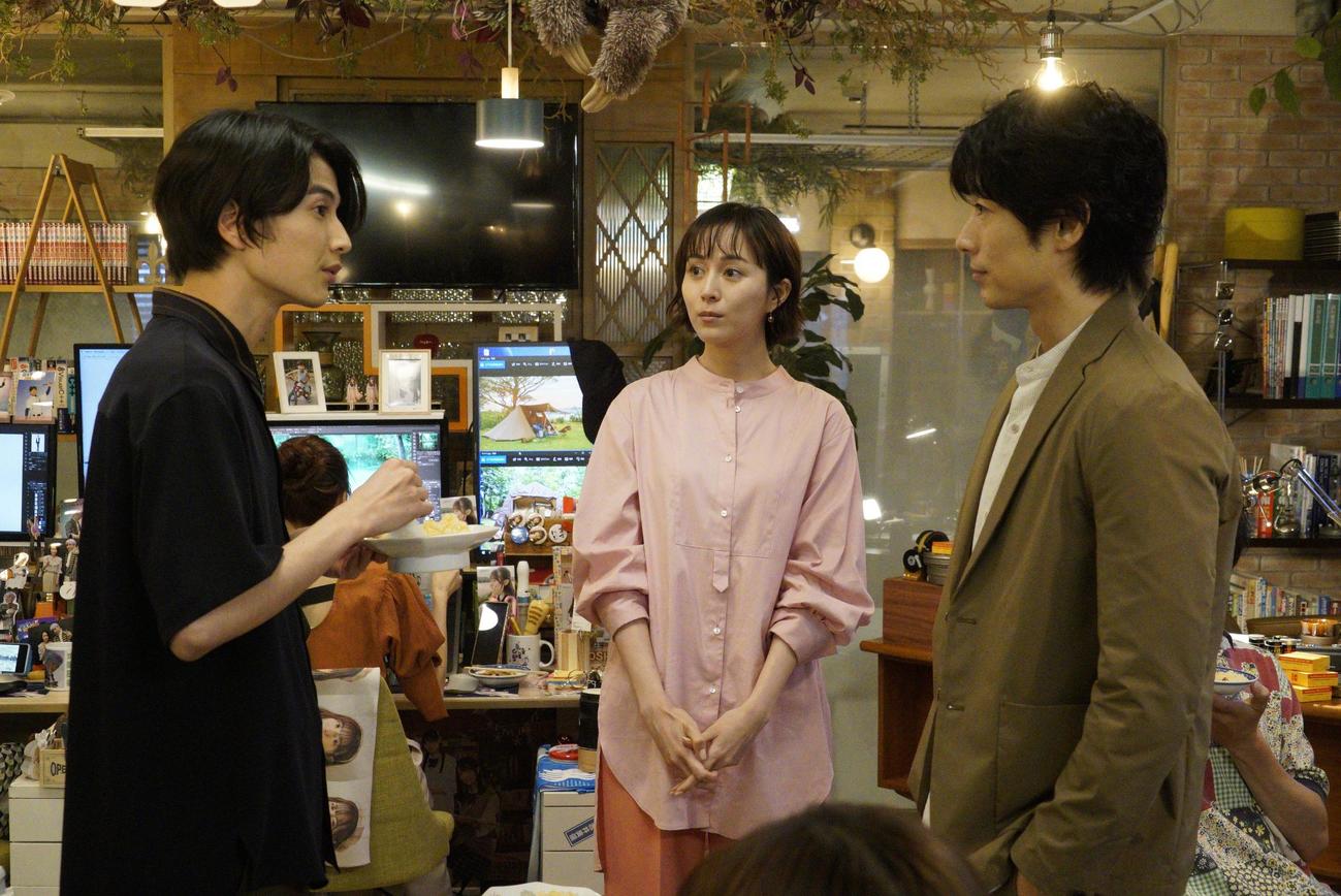 航（渡邊圭祐＝左）に仕事を教えようとする泉美（比嘉愛未＝中）と三井（ディーン・フジオカ）（C）フジテレビ