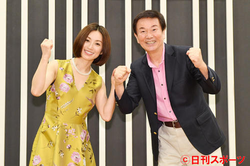森田健作（右）のラジオ番組に出演した酒井法子は共にガッツポーズする（撮影・滝沢徹郎）