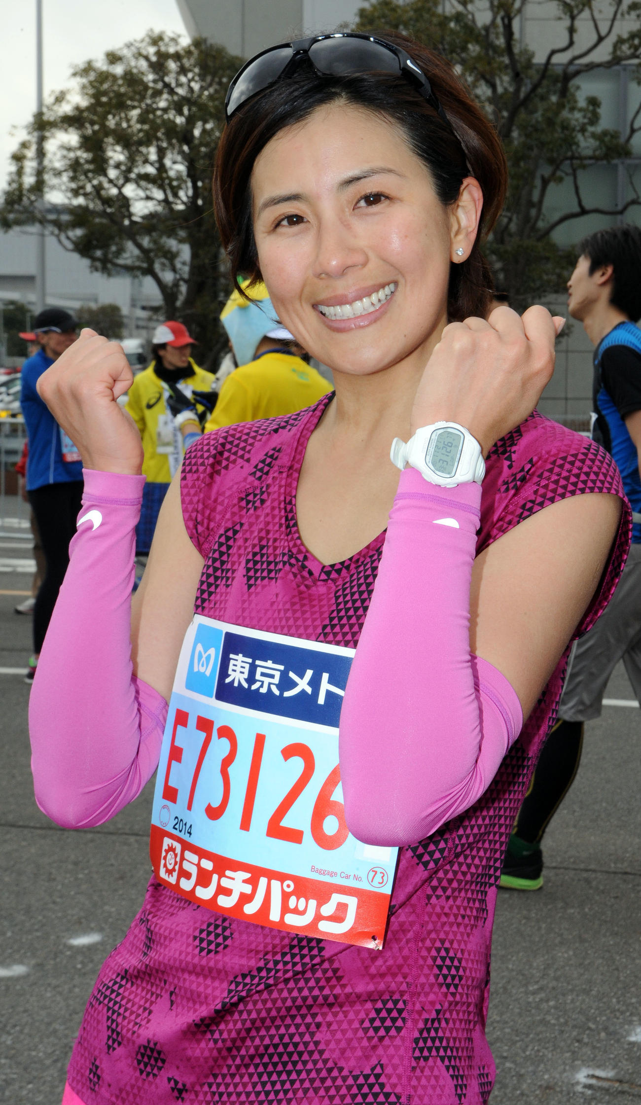 14年2月23日、第8回東京マラソンを完走し笑顔でガッツポーズの長谷川理恵