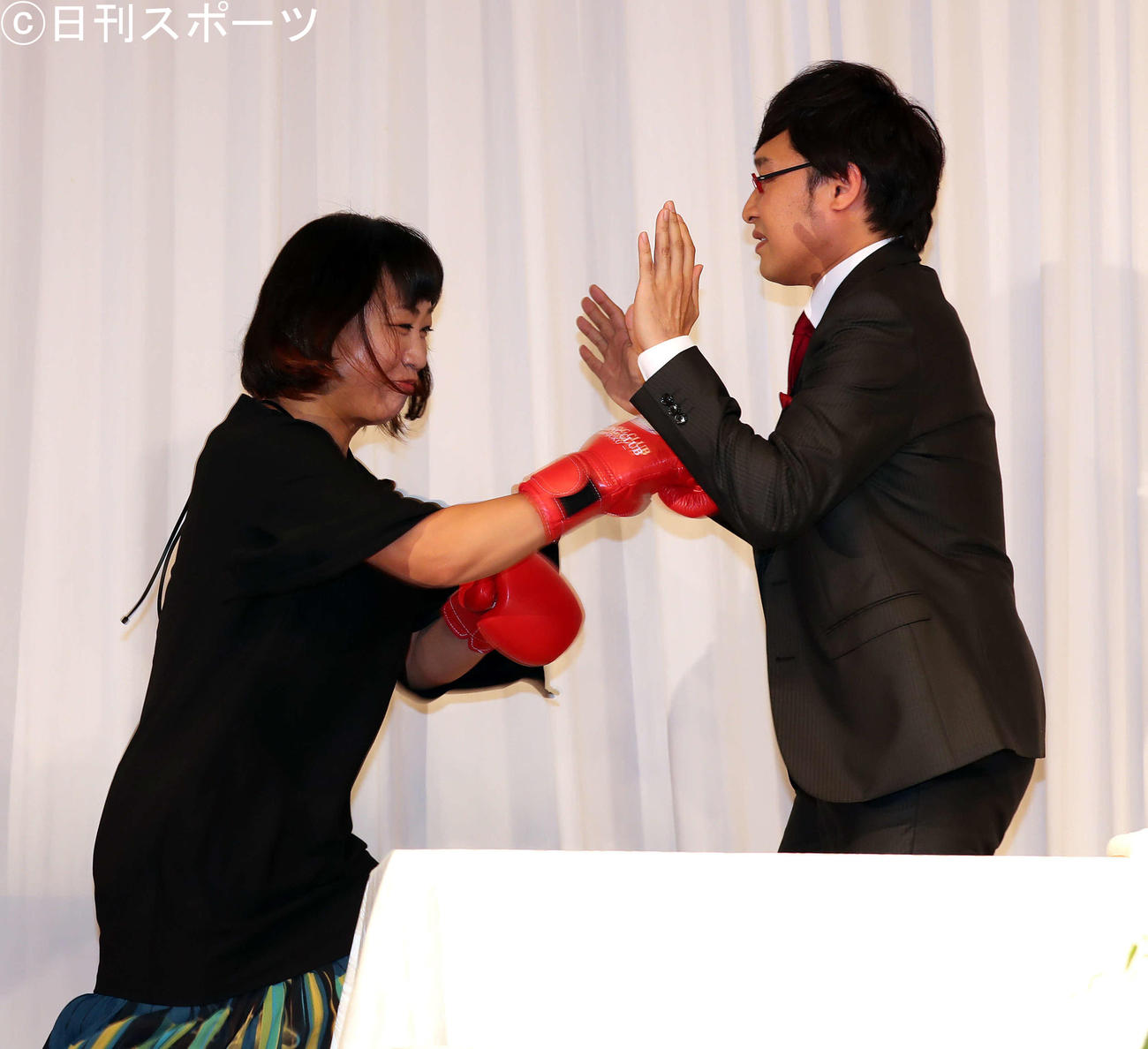 蒼井優との結婚会見で、南海キャンディーズの山里亮太（右）にパンチを見舞う山崎静代（左）（2019年6月5日撮影）