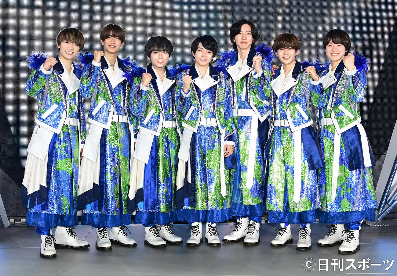 横浜アリーナ公演を終え記念撮影でガッツポーズする「なにわ男子」の、左から藤原丈一郎、高橋恭平、大西流星、西畑大吾、道枝駿佑、長尾謙杜、大橋和也（撮影・小沢裕）