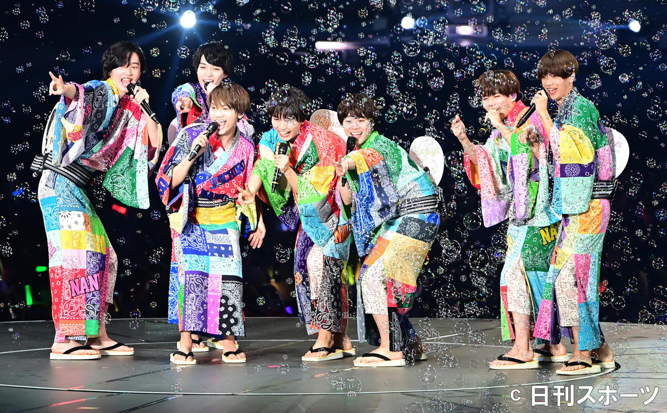 横浜アリーナ公演に臨む「なにわ男子」の、左から道枝駿佑　西畑大吾、藤原丈一郎、大西流星、大橋和也、長尾謙杜、高橋恭平（撮影・小沢裕）
