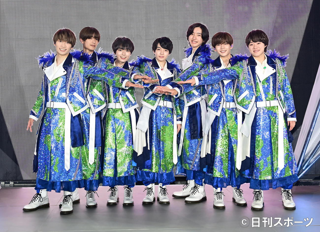 横浜アリーナ公演を終え記念撮影に臨む「なにわ男子」の、左から藤原丈一郎、高橋恭平、大西流星、西畑大吾、道枝駿佑、長尾謙杜、大橋和也（撮影・小沢裕）