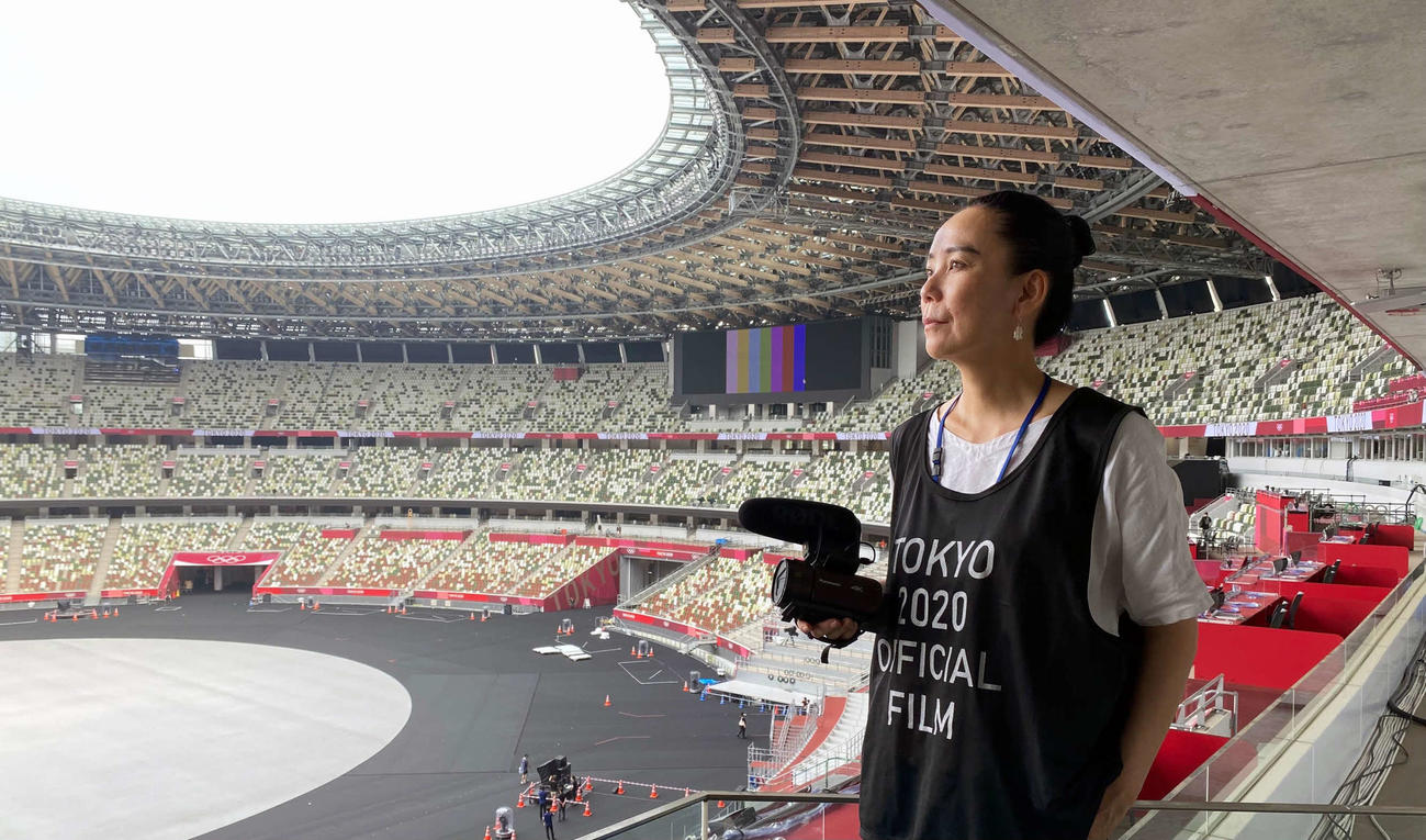 東京五輪直前に、新国立競技場で撮影を行う河瀬直美監督（本人提供）