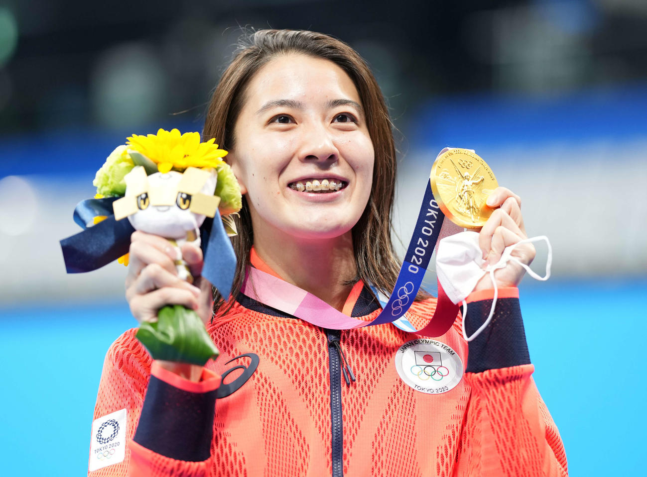 女子200メートル個人メドレー決勝　大橋は金メダルを手に笑顔（撮影・鈴木みどり）