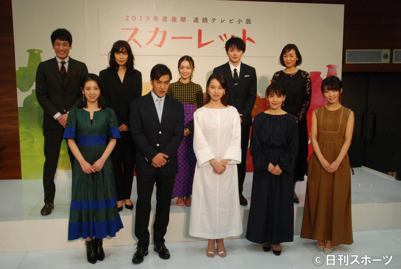 スカーレットに出演した大島優子、林遣都は後列中央（2019年2月19日）