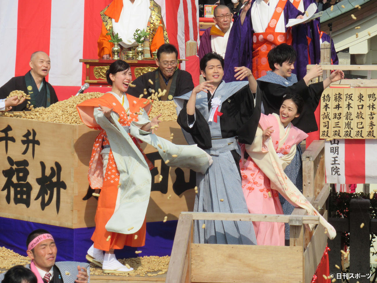 20年2月、成田山節分祭で豆まきをする左２人目から戸田恵梨香、松下洸平、大島優子、林遣都