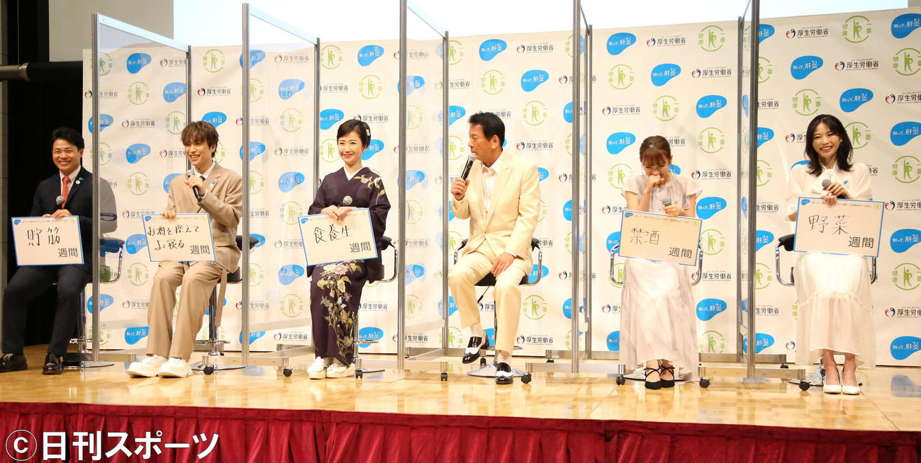 TETSUYA（左から2人目）の健康宣言に対して「EXILEはお酒を控えるどころか禁酒令だ！」と、コメントする杉良太郎・健康行政特別参与（同4人目）（撮影・丹羽敏通）
