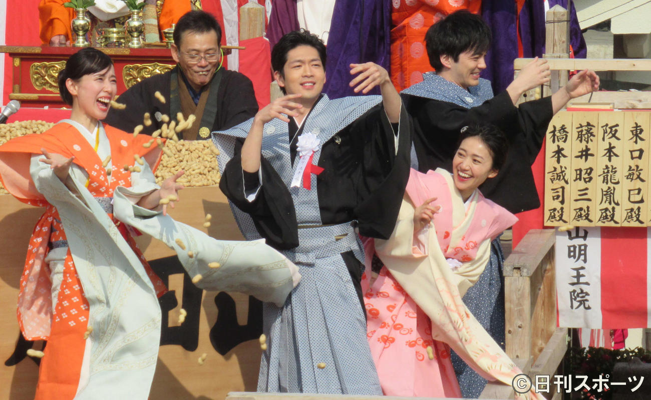 20年3月、成田山節分祭で豆まきをする左から戸田恵梨香、松下洸平、大島優子、林遣都