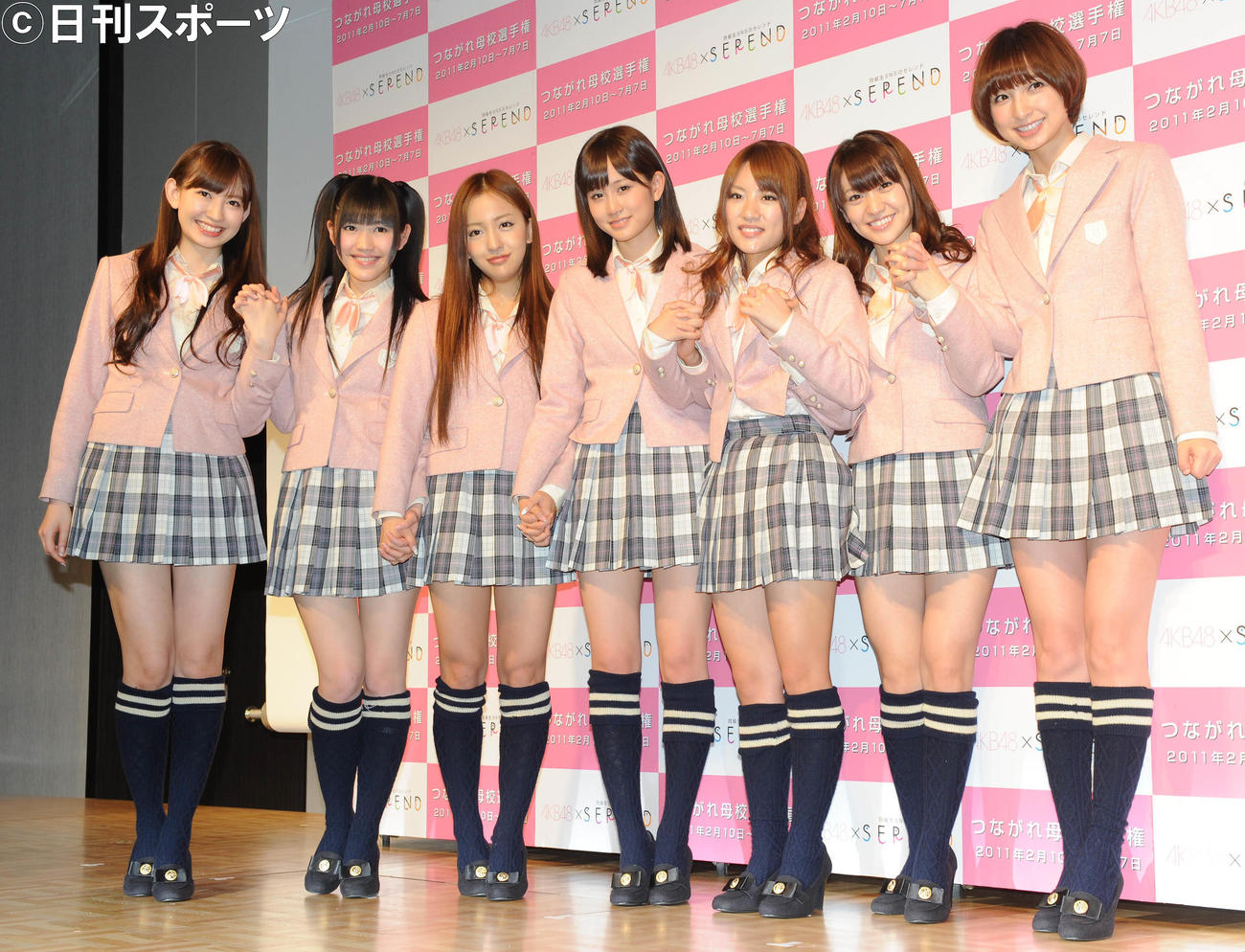 11年、「つながれ母校選手権」の制作発表で笑顔を見せるAKB48「神7」。左から小嶋陽菜、渡辺麻友、板野友美、前田敦子、高橋みなみ、大島優子、篠田麻里子