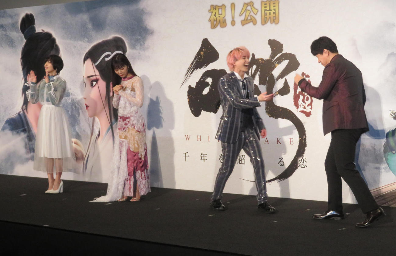 アニメ映画「白蛇：縁起」の舞台あいさつに出席し、杉田智和（右端）とともにおどける佐久間大介（左から3人目）。左から佐倉綾音、三森すずこ（撮影・横山慧）