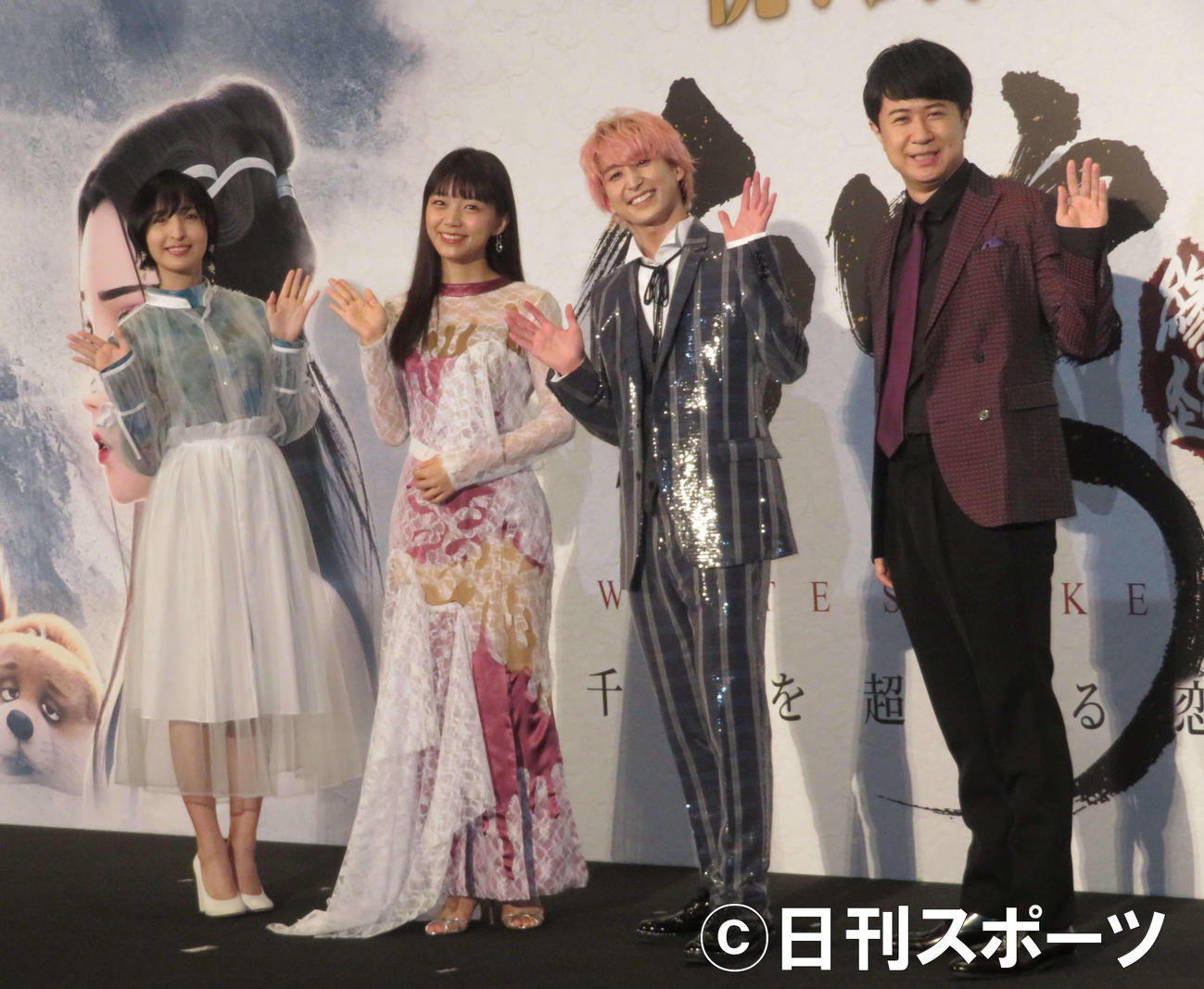 アニメ映画「白蛇：縁起」の舞台あいさつに出席した佐久間大介（左から3人目）。左から佐倉綾音、三森すずこ。右端は杉田智和（撮影・横山慧）