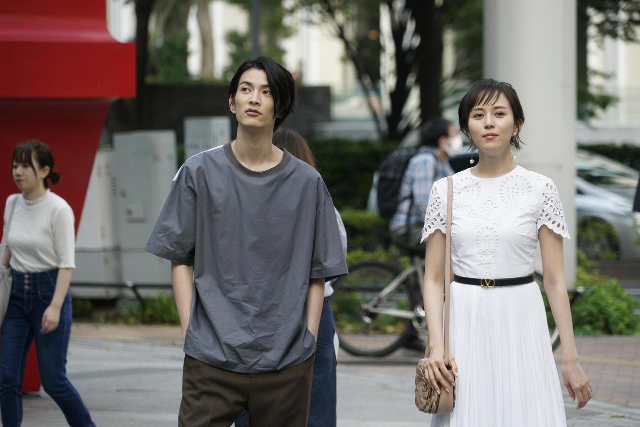航（渡邊圭祐＝左）と泉美（比嘉愛未）は一緒にコンサートに出掛けた（C）フジテレビ