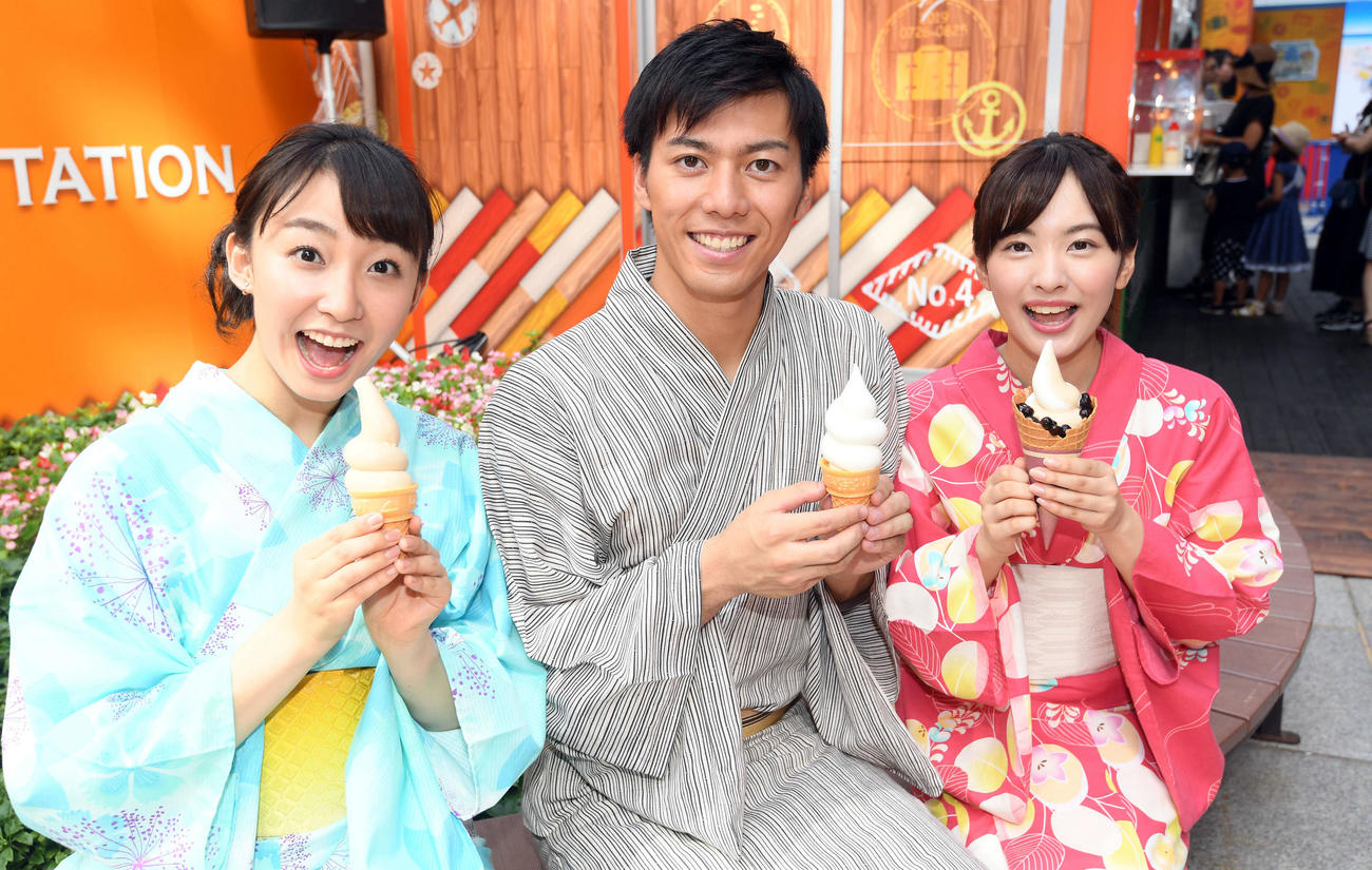 アイスクリームを堪能した、日本テレビ新人アナウンサーの、左から杉原凜、大町怜央、河出奈都美（2019年7月撮影）
