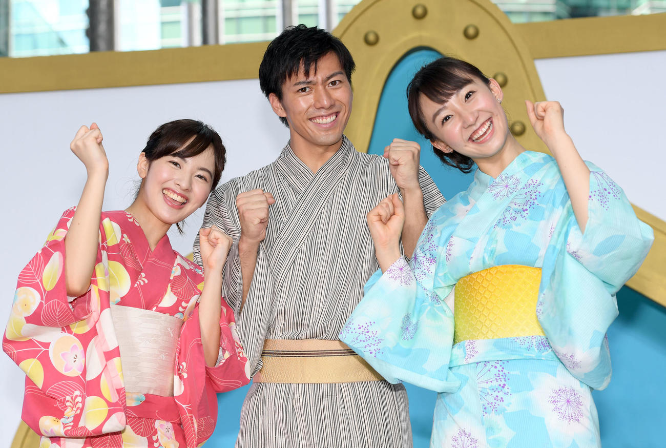 記念撮影に納まる日本テレビ新人アナウンサーの（左から）河出奈都美、大町怜央、杉原凜（2019年7月撮影）