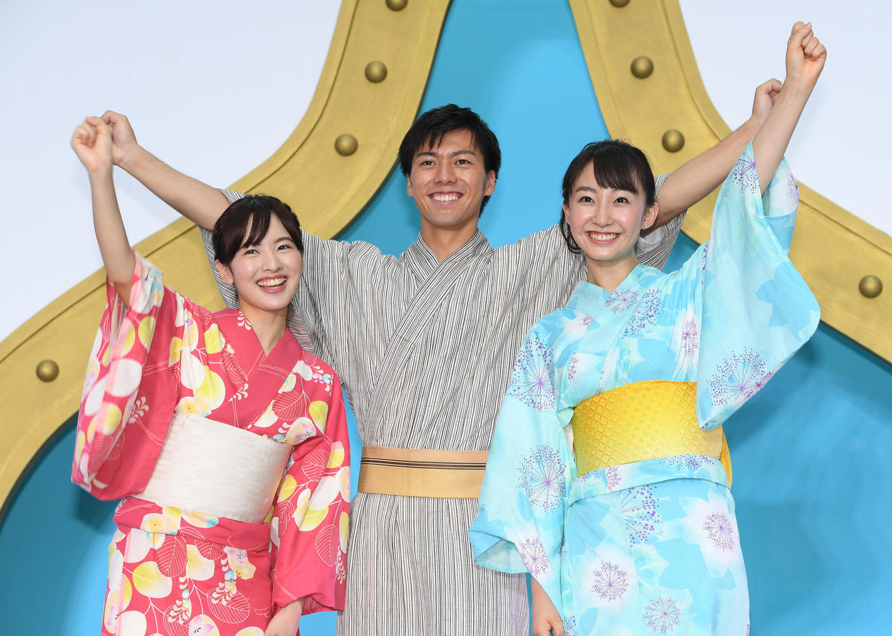 笑顔でポーズを取る日本テレビ新人アナウンサーの（左から）河出奈都美、大町怜央、杉原凜（2019年7月撮影）