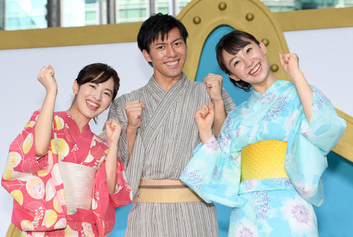 記念撮影に納まる日本テレビ新人アナウンサーの（左から）河出奈都美、大町怜央、杉原凜（2019年7月撮影）