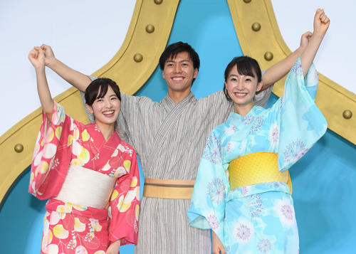 笑顔でポーズを取る日本テレビ新人アナウンサーの（左から）河出奈都美、大町怜央、杉原凜（2019年7月撮影）