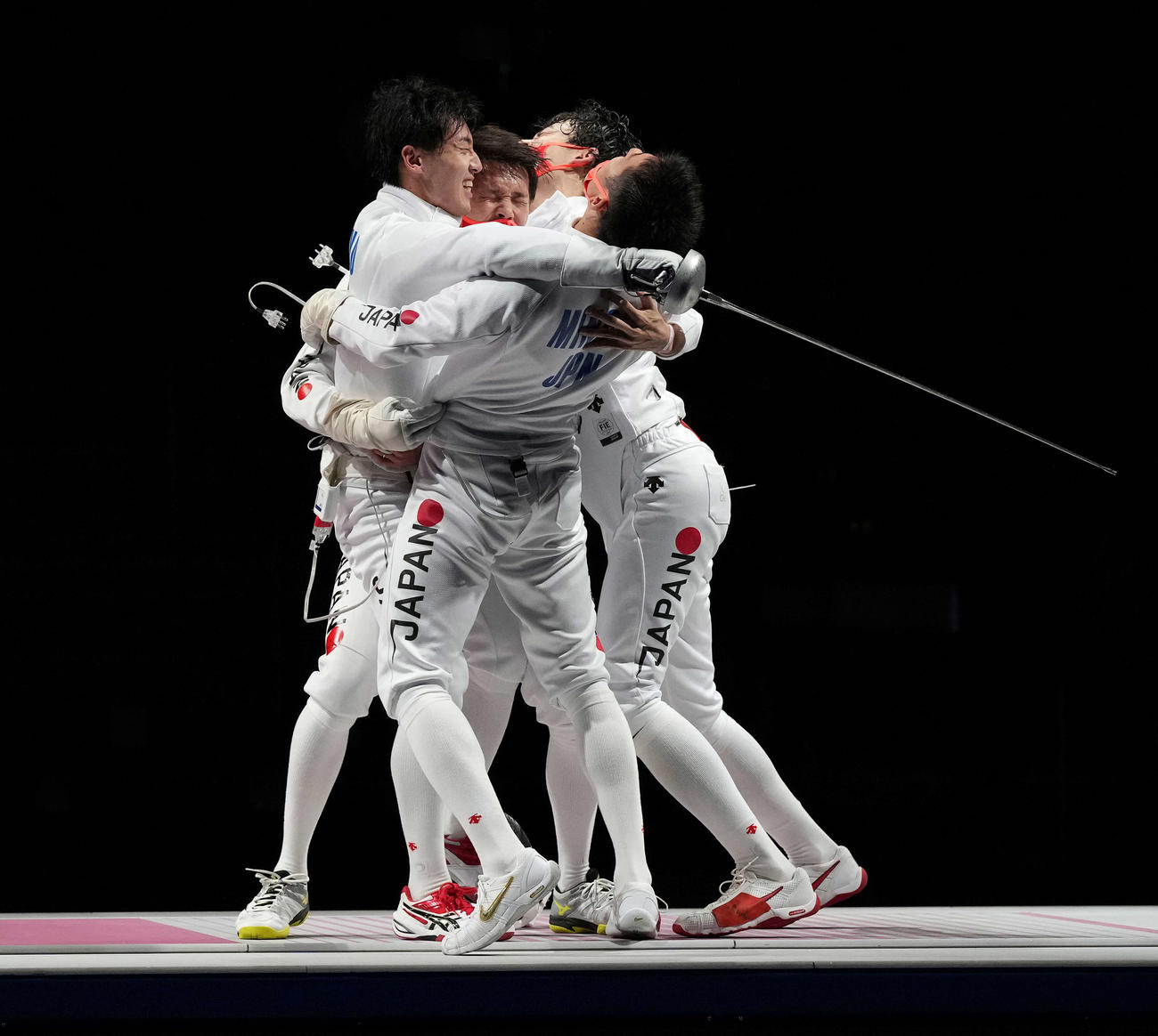 日本対ROC　金メダルを獲得し抱き合って喜ぶ日本代表（撮影・鈴木みどり）