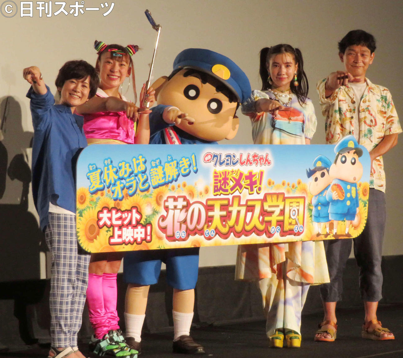 アニメ映画「クレヨンしんちゃん　謎メキ！　花の天カス学園」初日舞台あいさつに登壇した、左から小林由美子、フワちゃん、しんちゃん、仲里依紗、高橋渉監督（撮影・村上幸将）