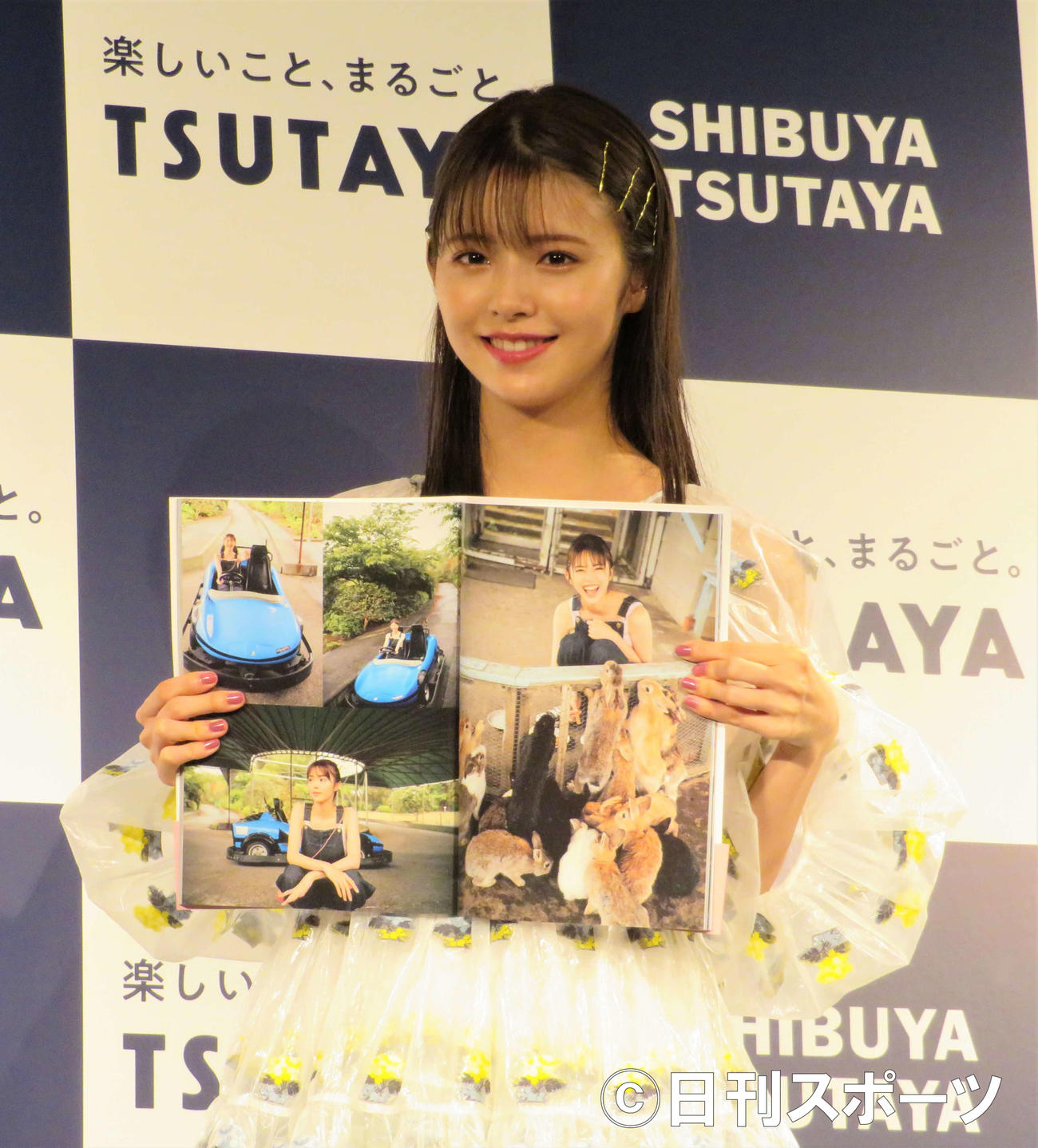 ファースト写真集「ゆうペース」の囲み取材を行った鈴木ゆうか（撮影・三須佳夏）