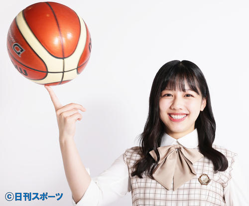 バスケットボールを手に笑顔を見せる日向坂46渡邉美穂（撮影・足立雅史）