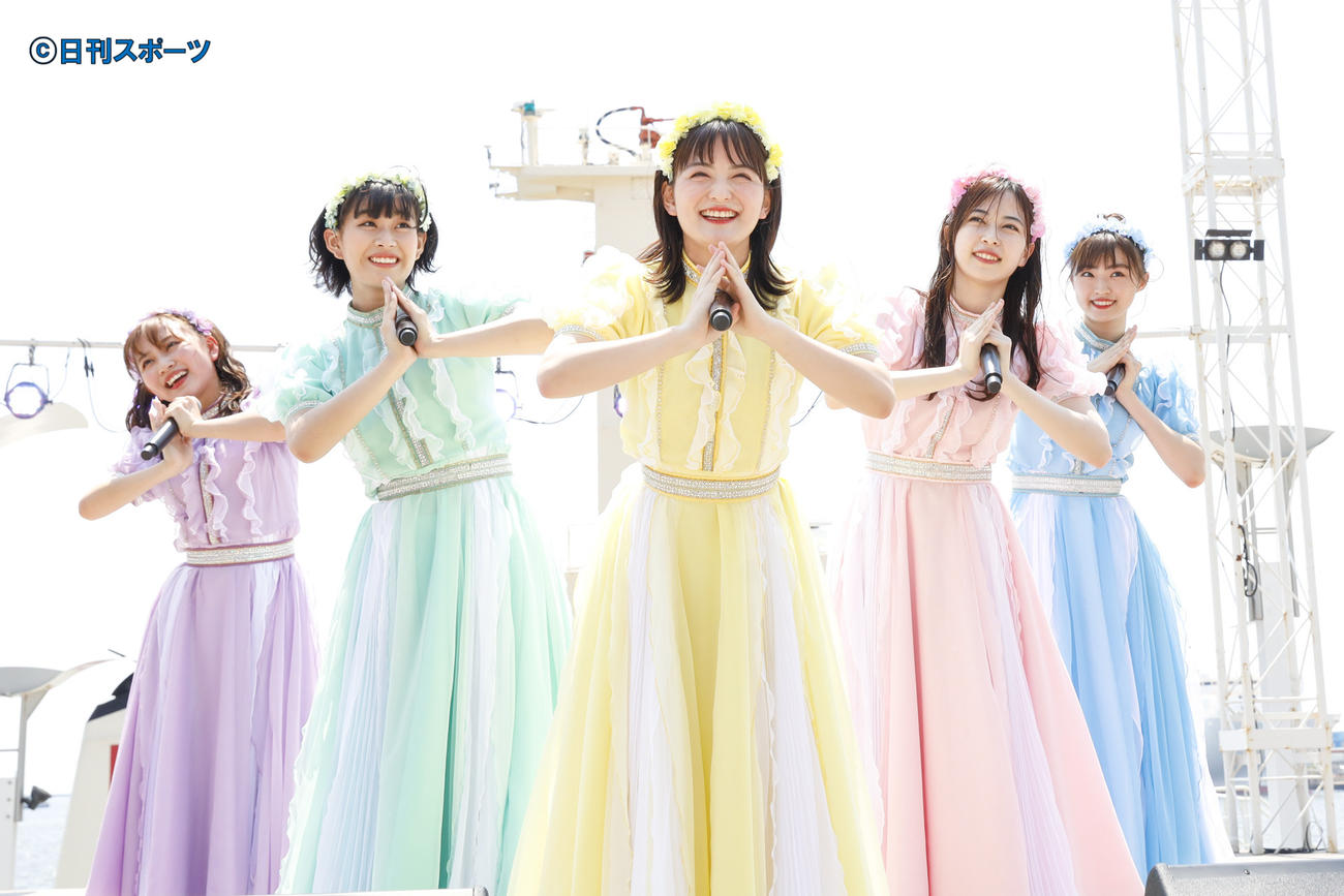 コロナ禍で延期されていたライブで、最後のパフォーマンスを披露した（左から）堀くるみ、根岸可蓮、清井咲希、彩木咲良、春名真依