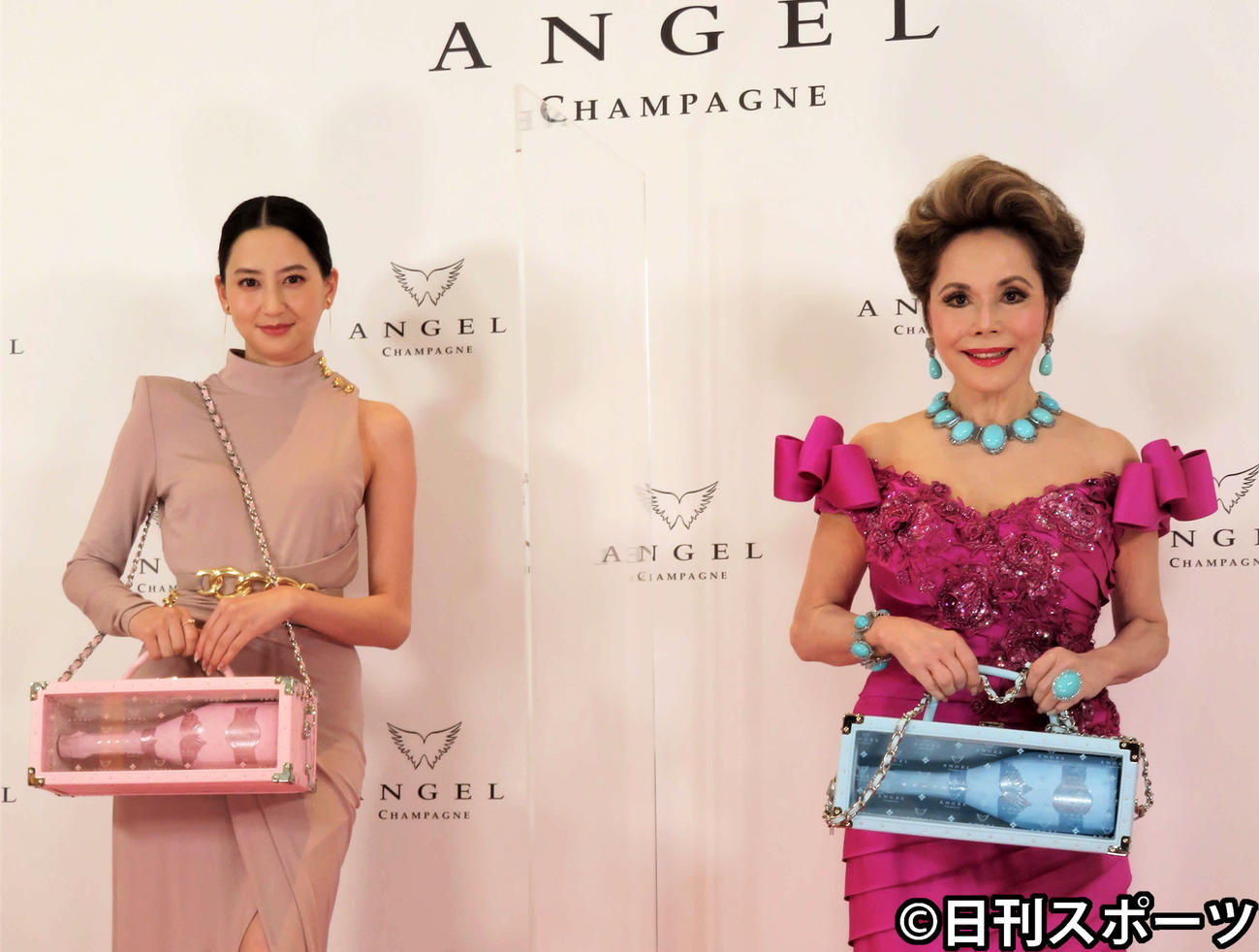 「ANGEL　CHAMPANGNE銀座店」オープニングセレモニー＆新商品発表会に出席した河北麻友子（左）とデヴィ夫人（2021年7月撮影）